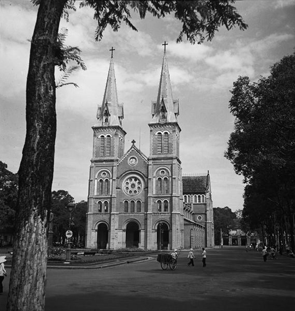 Toàn cảnh nhà thờ Đức Bà năm 1938, với kiến trúc và cảnh quan không có nhiều khác biệt so với ngày nay.