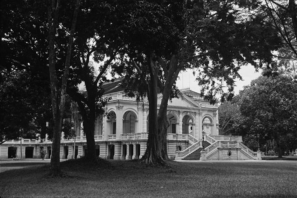 Khối nhà phía sau của Dinh Toàn quyền Sài Gòn (Dinh Norodom, Dinh Độc Lập). Công trình được xây lại từ năm 1962-1966, sau năm 1975 trở thành Hội trường Thống Nhất..