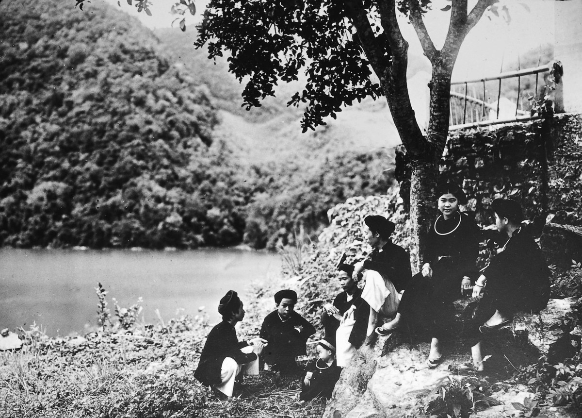 Người dân địa phương phía trước nhà khách hồ Ba Bể.