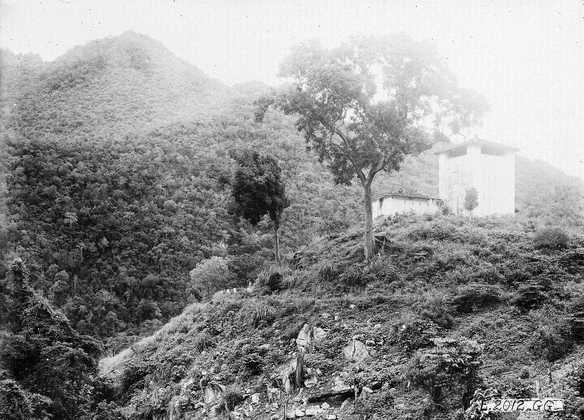 Khu đồn binh nhìn từ xa.