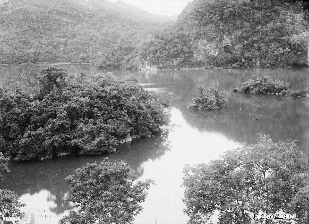 Khung cảnh hồ Ba Bể nhìn từ nhà khách trên đồi.