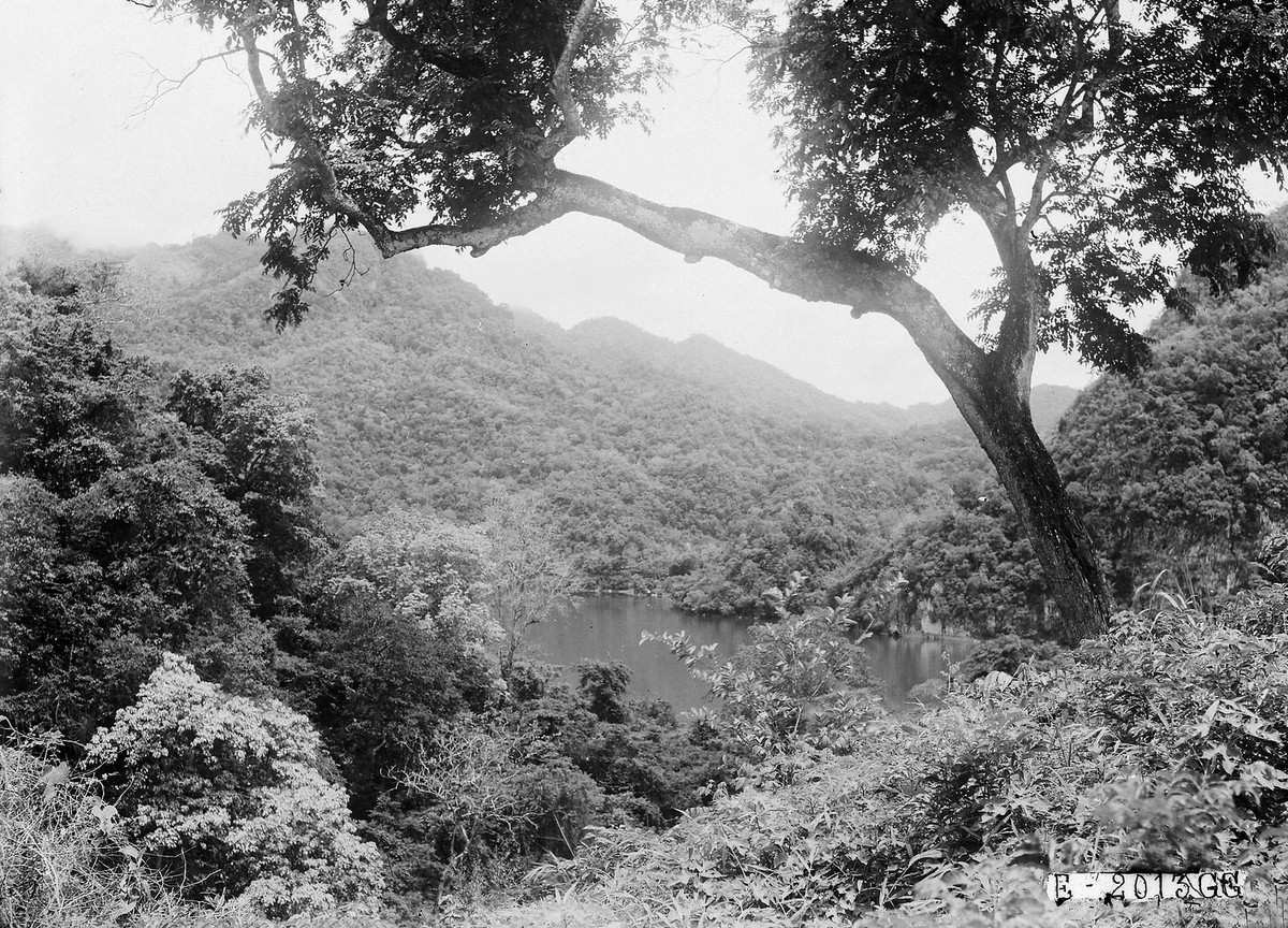 Bức ảnh này chụp từ con đường dẫn lên đồn bình hồ Ba Bể.