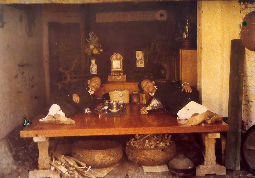 Hai người đàn ông tại Hà Nội năm 1915.