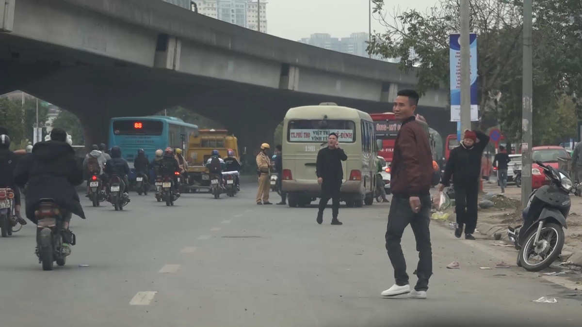 Mac cong an lap chot, nha xe van “vot” khach doc duong-Hinh-2