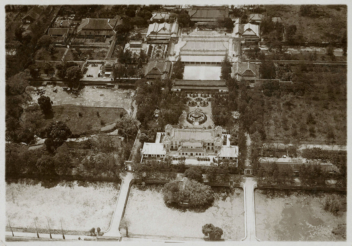 Khu vực phía Bắc của Hoàng thành Huế thập niên 1920. Từ dưới lên: Lầu Kiến Trung, điện Khôn Thái, điện Càn Thành và điện Cần Chánh.