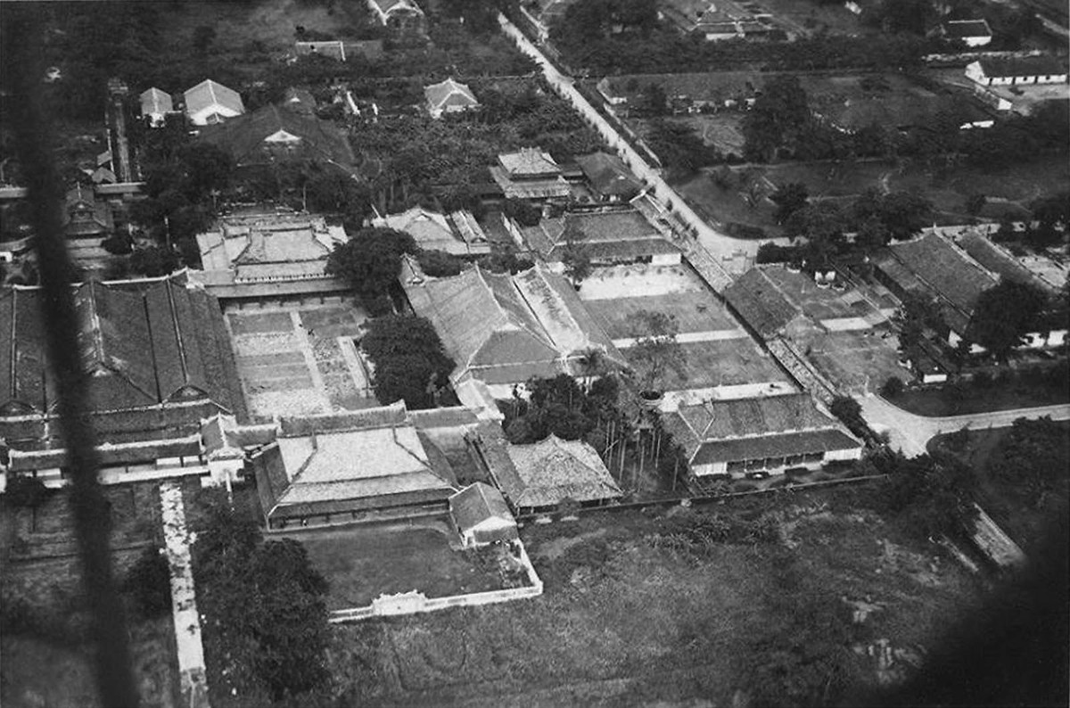 Góc ảnh khác về các công trình ở trung tâm Hoàng thành Huế xưa, từ trái sang phải: Điện Càn Thành, điện Cần Chánh, Đại Cung Môn, điện Thái Hòa.