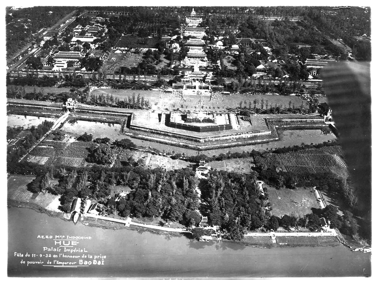 Bức ảnh này được chụp ngày 11/9/1932, nhân dịp vua Bảo Đại chính thức lên cầm quyền. Hiện tại, quá trình phục dựng một số công trình trong Hoàng thành như điện Cần Chánh, lầu Kiến Trung đang được xúc tiến.