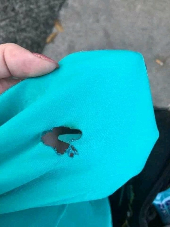 Con ac mong cua nu tiep vien Vietnam Airlines bi nem tan thuoc la