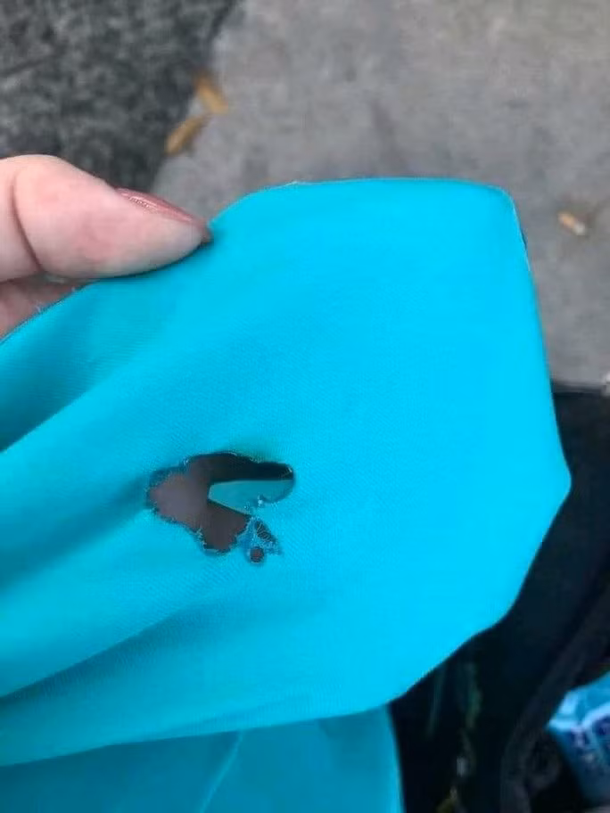 Con ac mong cua nu tiep vien Vietnam Airlines bi nem tan thuoc la