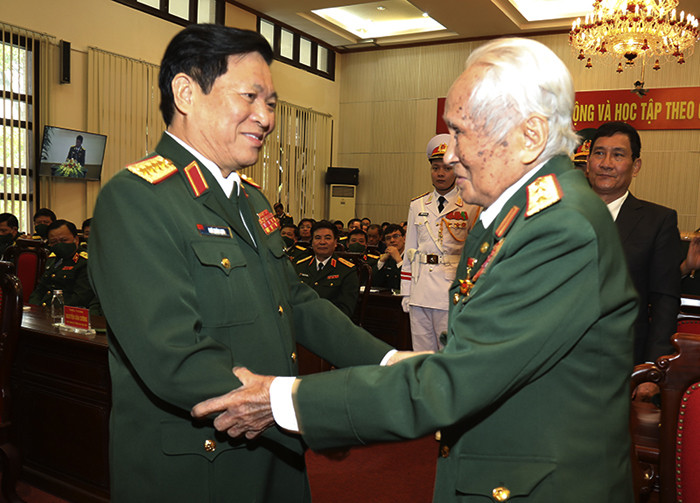 Đại tướng Ngô Xuân Lịch chúc mừng Trung tướng Nguyễn Quốc Thước. Ảnh: BQP