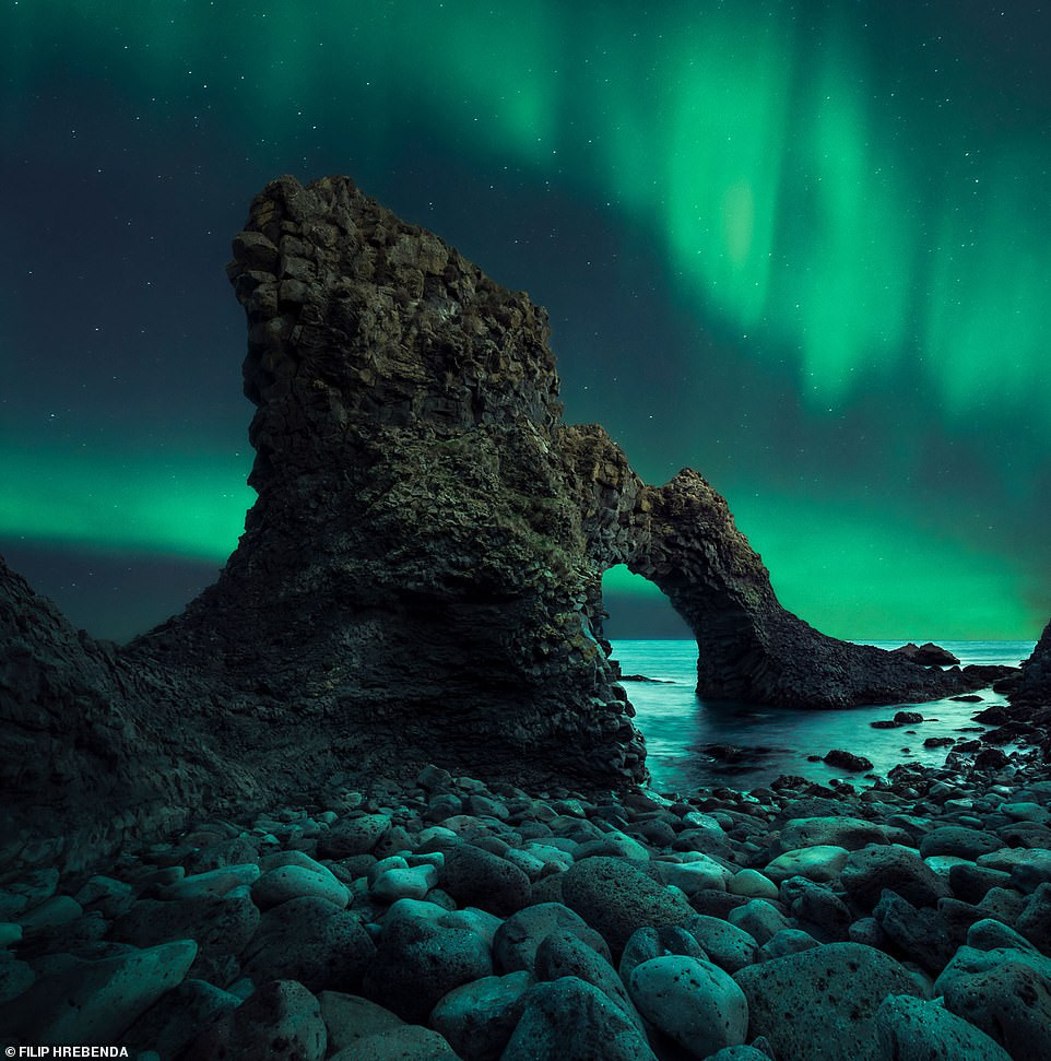 Hiện tượng cực quang có thể được quan sát ở nhiều nước như: Na Uy, Canada, Phần Lan, Iceland, Nga... Trên đây là ảnh chụp cực quang của Filip Hrebenda tại Iceland.