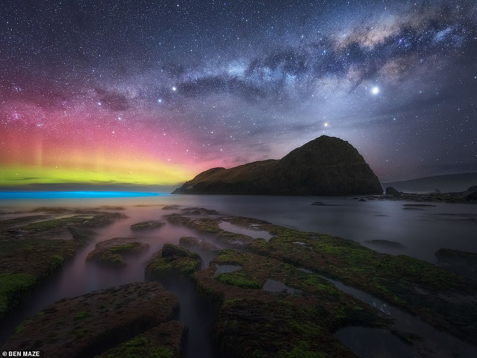 Những dải ánh sáng cực quang nhiều màu sắc liên tục uốn lượn trên bầu trời bang Tasmania, Australia tạo nên cảnh tượng huyền ảo. Bức ảnh của nhiếp ảnh gia Ben Maze.