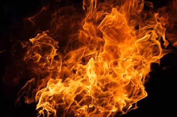 Là một trong những tôn giáo lâu đời nhất của nhân loại, Hỏa giáo coi bộ kinh chính thức là kinh Avesta, tôn vinh thần trí tuệ Ahura Mazda là thần thế lực cao nhất - hiện thân qua hình dáng một ngọn lửa.