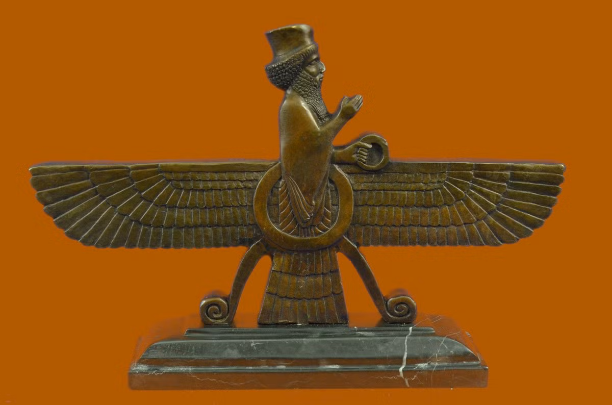 Các đặc điểm nổi bật khác trong giáo lý của Hỏa giáo bao gồm đức tin vào một đấng cứu rỗi sẽ tới cứu giúp nhân loại, thiên đàng và địa ngục, sự tự do ý chí của con người...