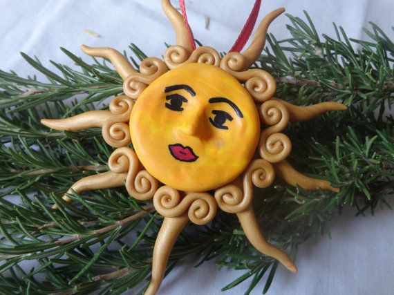  3. Màu vàng. Trước hết, màu vàng là màu của ánh sáng mặt trời, niềm hy vọng của con người trong những ngày mùa đông băng giá. Đây cũng là màu sắc đem lại cảm giác ấm áp, dễ chịu.