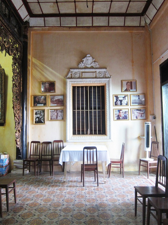 Ngoài giá trị cổ kính và lối kiến trúc Đông – Tây kết hợp, nhà cổ còn nổi tiếng bởi là “nhân chứng” cho cuộc tình không biên giới giữa nữ nhà văn Marguerite Duras và người tình đầu tiên của bà – ông Huỳnh Thủy Lê, chủ nhân ngôi nhà.