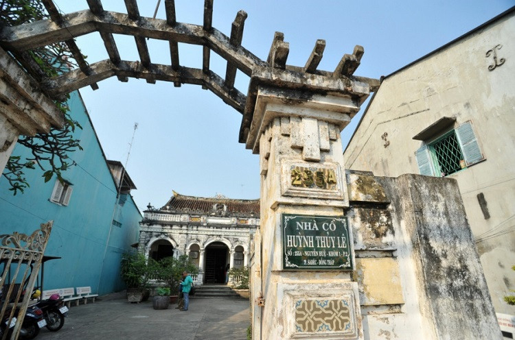 Thoạt nhìn bên ngoài, nhà cổ mang lối kiến trúc La Mã Phục Hưng ở thế kỷ 17 với cổng vòm, hệ thống cột cùng các hoa văn và phù điêu hoa lá. Song bên trong lại mở ra không gian nhà 3 gian truyền thống của người Việt. Riêng lối bày trí của các bao lam sơn son thiếp vàng trong nhà lại gắn liền với các chủ đề trong mỹ thuật truyền thống Trung Hoa.