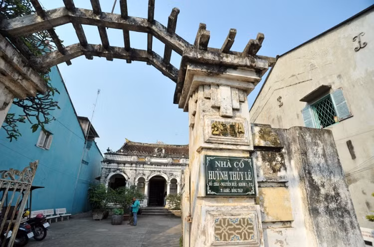 Thoạt nhìn bên ngoài, nhà cổ mang lối kiến trúc La Mã Phục Hưng ở thế kỷ 17 với cổng vòm, hệ thống cột cùng các hoa văn và phù điêu hoa lá. Song bên trong lại mở ra không gian nhà 3 gian truyền thống của người Việt. Riêng lối bày trí của các bao lam sơn son thiếp vàng trong nhà lại gắn liền với các chủ đề trong mỹ thuật truyền thống Trung Hoa.