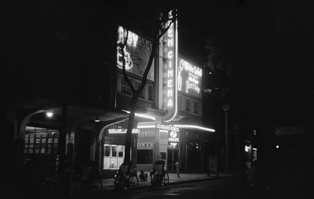 Bên ngoài rạp Eden trên đại lộ Catinat (Đồng Khởi).