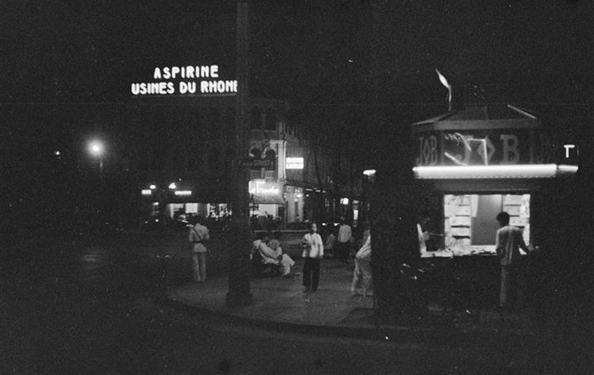 Cảnh đời thường buổi đêm Sài Gòn ở góc Catinat - Bonard (Đồng Khởi - Lê Lợi).