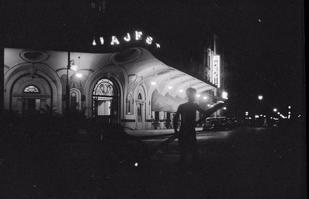 Khách sạn Majestic rực sáng ánh đèn trong một buổi tối ở Sài Gòn năm 1938. Đây là một trong những khách sạn sang trọng nhất Sài Gòn thời thuộc địa. Ảnh: Eli Lotar.