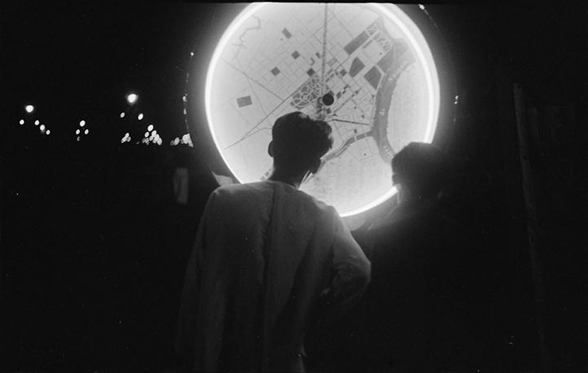 Người dân xem bản đồ khu vực trung tâm Sài Gòn đặt trên đại lộ Bonard (Lê Lợi).