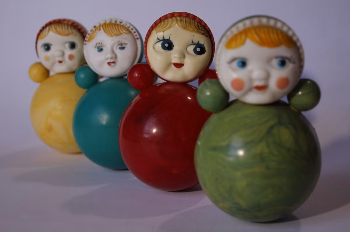 Lật đật bắt đầu xuất hiện tại các hội chợ ở nước Nga vào thế kỷ thứ 19 với cái tên là "con nhào lộn". Đây là món đồ chơi hấp dẫn dựa trên nguyên tắc cân bằng, theo đó lật đật sẽ luôn đứng thẳng dù được đặt ở bất kỳ tư thế nào.