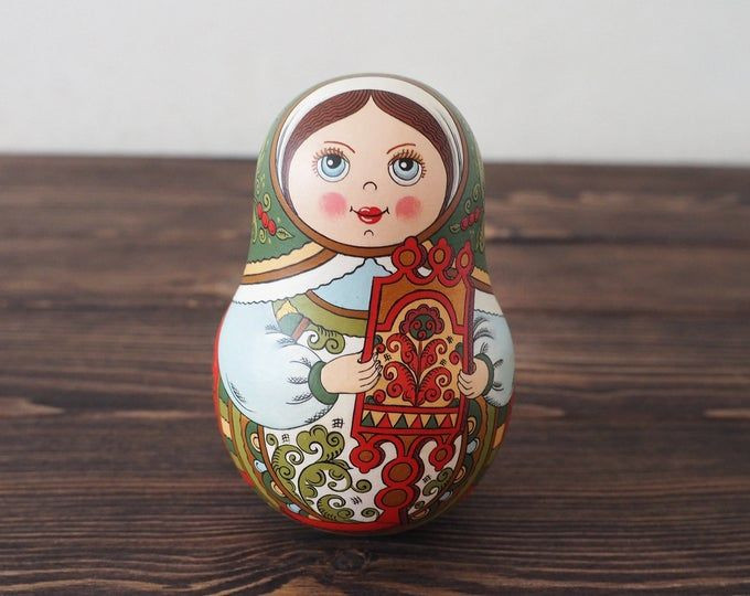 Những con lật đật thuở xưa được làm bằng gỗ tiện, trông gần giống búp bê matryoshka. Sau khi tiện, sản phẩm được sơn nước trước, sau đó làm khô và được phủ sơn mài. Vì có nhiều công đoạn đòi hỏi tay nghề cao nên thời bấy giờ lật đật chỉ được làm ở các cơ sở danh tiếng.