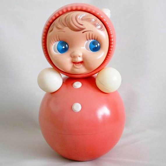 Những con lật đật đỏ chót được coi là một hình ảnh mang tính biểu tượng về văn hóa Nga, và là một trong những món đồ lưu niệm được du khách quốc tế ưa chuộng mỗi khi ghé thăm xứ sở Bạch Dương.