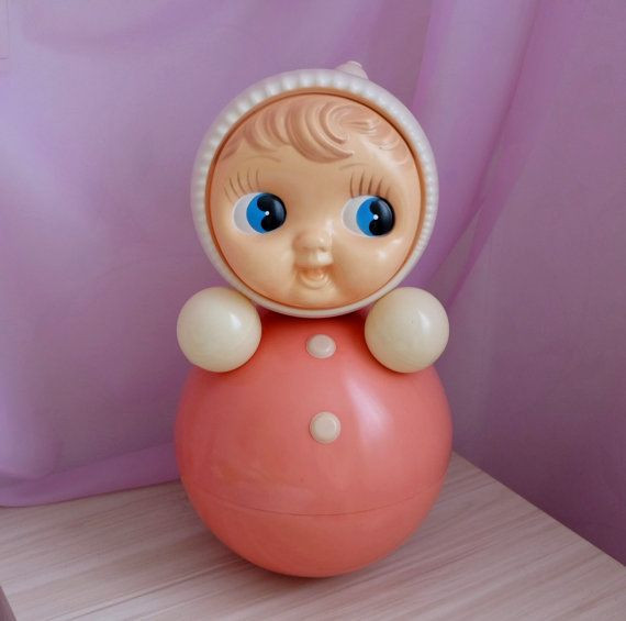 Bước sang thế kỷ 20, lật đật được sản xuất đại trà bằng nhựa, kiểu dáng cũng có nhiều thay đổi. Từ một mặt hàng cao cấp chỉ dành cho những gia đình khá giả, lật đật trở nên phổ biến với mọi tầng lớp quần chúng Liên Xô.