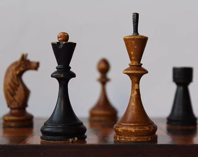 Khi cờ vua phổ biến trên toàn châu Âu, nhu cầu về một luật lệ chơi cờ thống nhất đã được đặt ra. Vào thời Phục hưng, các bộ luật cờ vua đầu tiên đã được xây dựng.