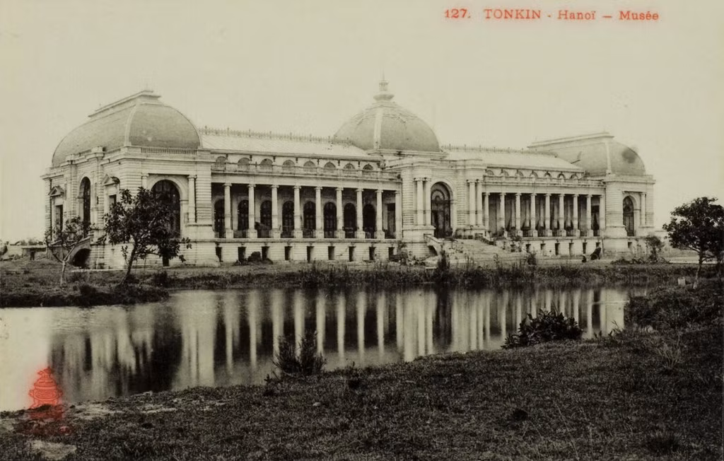 Đáng tiếc rằng, viện bảo tàng hoành tráng này lại có số phận khá hẩm hiu. Trong Thế chiến II, công trình đã bị phả hủy khi quân Đồng minh tấn công các vị trí của quân Nhật ở Hà Nội.