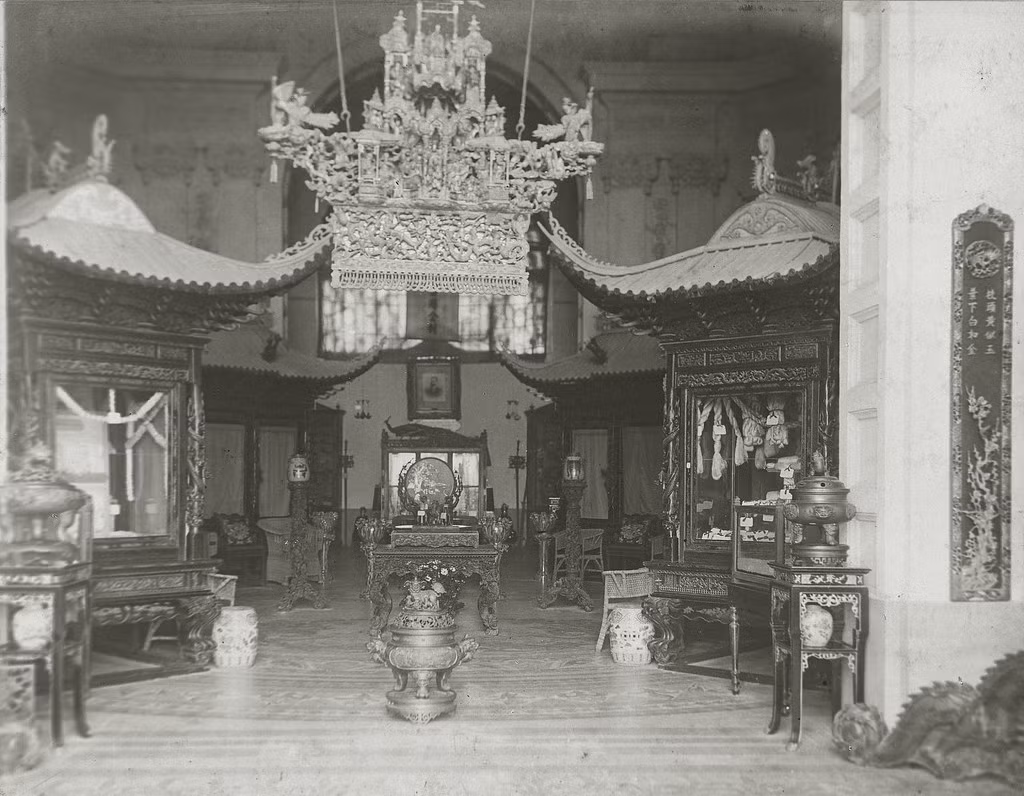 Bảo tàng Maurice Long là bảo tàng kinh tế đầu tiên và có quy mô lớn nhất Đông Dương. Hiện vật trưng bày tại đây là các sản phẩm phản ánh thành tựu kinh tế và bản sắc văn hóa Đông Dương những năm cuối thế kỷ 19, đầu thế kỷ 20.