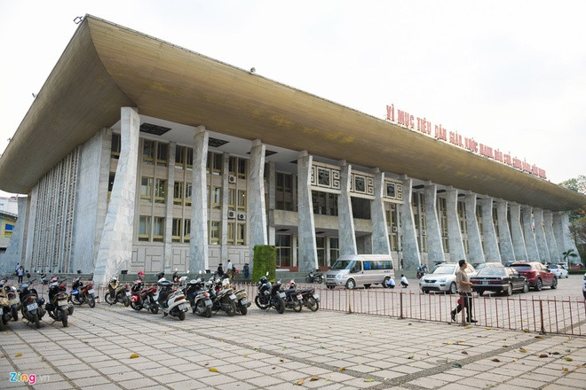Đến năm 1960, khu bảo tàng cũ trở thành Nhà hát Nhân dân, một sân khấu lớn ngoài trời. Đến năm 1978, trên nền nhà hát này, chính phủ Liên Xô xây tặng cho nhân dân Hà Nội một cung văn hóa. Công trình khánh thành vào 1/9/1985, mang tên Cung văn hóa Hữu Nghị Việt – Xô... Ảnh: Zing.