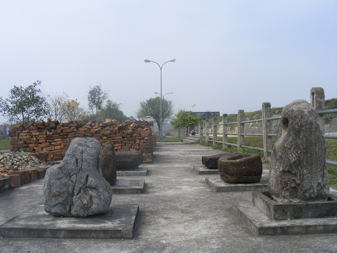 Cuộc khai quật được tiến hành tại thành nhà Hồ (Thanh Hóa) từ tháng 10/2019 đến tháng 4/2020 đã làm phát lộ một hệ thống hào nước chạy xung quanh 4 tường thành với chiều rộng 50 - 60 mét, sâu khoảng 6,8 - 7,2 mét, chiều dài chưa thể xác định, ở tòa thành được công nhận là Di sản văn hóa thế giới của Việt Nam. Ảnh: SGGP.