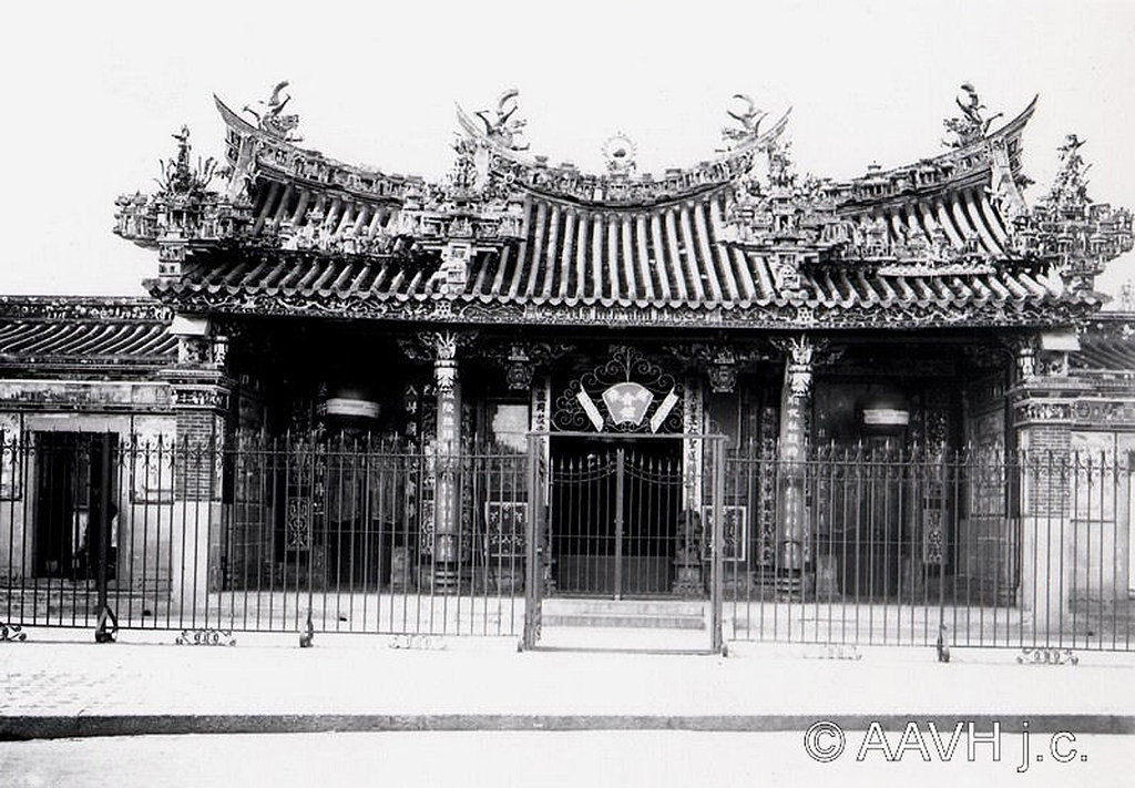 Hội quán Ôn Lăng năm 1904. Hội quán này được cộng đồng người Hoa gốc phủ Tuyền Châu, tỉnh Phúc Kiến xây dựng vào năm 1740 để thờ các vị thần Trung Hoa. Sau này, hội quán thờ thêm Quan Âm bồ tát nên còn được gọi là chùa Quan Âm.