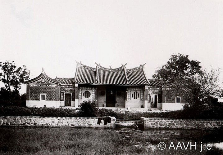 Hội quán Nhị Phủ năm 1904. Hội quán này được những người đồng hương ở hai phủ Tuyền Châu và Chương Châu (Nhị phủ), thuộc tỉnh Phúc Kiến góp công sức, tiền của xây dựng vào khoảng năm 1730.