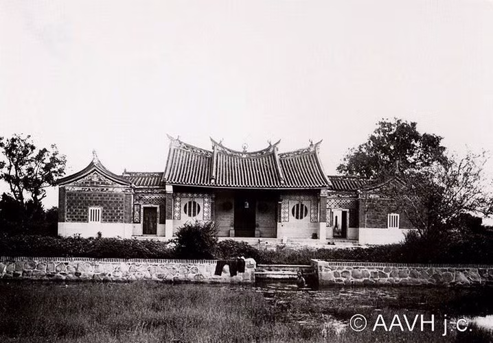 Hội quán Nhị Phủ năm 1904. Hội quán này được những người đồng hương ở hai phủ Tuyền Châu và Chương Châu (Nhị phủ), thuộc tỉnh Phúc Kiến góp công sức, tiền của xây dựng vào khoảng năm 1730.