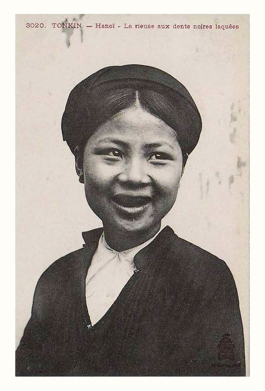 Ngoài cái “sướng” khi ăn, trầu còn có tác dụng làm đẹp cho phái nữ. Khi nhai, phản ứng hóa học giữa các nguyên liệu sẽ tạo ra màu đỏ tươi. Môi người ăn trầu lâu ngày sẽ thắm lại và răng chuyển màu đen bóng. Đây từng được coi là chuẩn mực cho vẻ đẹp phụ nữ Việt cho đến đầu thế kỷ 20.