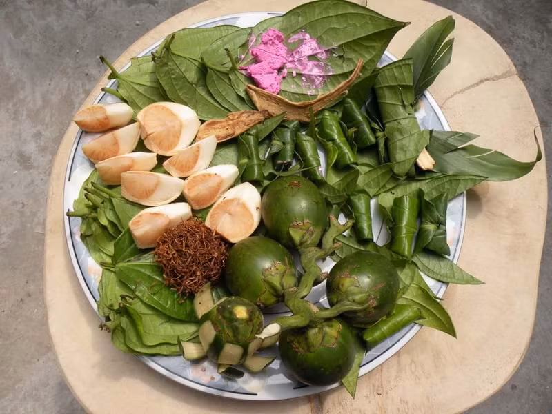 Trước hết, trầu là món ăn rất kích thích về vị giác. Thông thường miếng trầu bao gồm lá trầu xanh têm sẵn, trong quệt chút vôi trắng, kèm theo miếng cau vàng. Người ta còn cho thêm vỏ chay, vỏ quế và thuốc lào. Sự hòa quyện của các nguyên liệu này tạo nên một mùi vị hấp dẫn khó cưỡng.