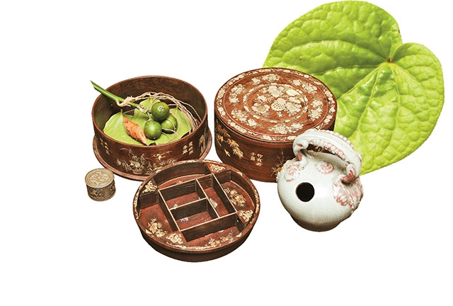 Trong văn hóa tâm linh, trầu cau được coi như vật phẩm kết nối con người với thần thánh, tổ tiên, đã trở thành lễ vật không thể thiếu trong các nghi thức tâm linh, từ cưới xin, ma chay, khao vọng, lễ gia tiên… đến lễ tế trời đất, lễ phật, lễ thánh, thần.