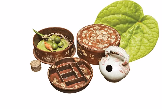 Trong văn hóa tâm linh, trầu cau được coi như vật phẩm kết nối con người với thần thánh, tổ tiên, đã trở thành lễ vật không thể thiếu trong các nghi thức tâm linh, từ cưới xin, ma chay, khao vọng, lễ gia tiên… đến lễ tế trời đất, lễ phật, lễ thánh, thần.