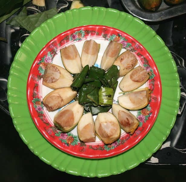 Trong giao tiếp hàng ngày, miếng trầu còn là phương tiện biểu lộ tình cảm. Vì vậy mà có câu cửa miệng “miếng trầu là đầu câu chuyện” hay bài ca dao “Đi đâu cho đổ mồ hôi / Chiếu trải không ngồi, trầu để không ăn / Thưa rằng bác mẹ em răn / Làm thân con gái chớ ăn trầu người...”.