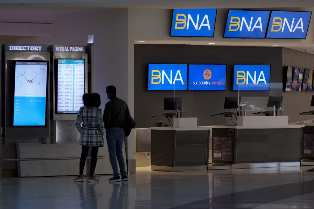 Cơ quan Hàng không Liên bang đã tạm thời dừng các chuyến bay từ sân bay quốc tế Nashville vì các vấn đề thông tin liên lạc liên quan đến vụ nổ.