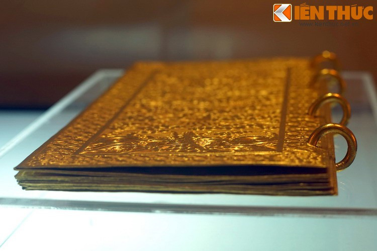 Kim sách (sách bằng vàng) niên hiệu Gia Long thứ 5 (1806), ghi lại việc lên ngôi của vua Gia Long, được đánh giá là kim sách có nội dung hay nhất trong số các hiện vật cùng loại còn được lưu giữ ở Việt Nam.