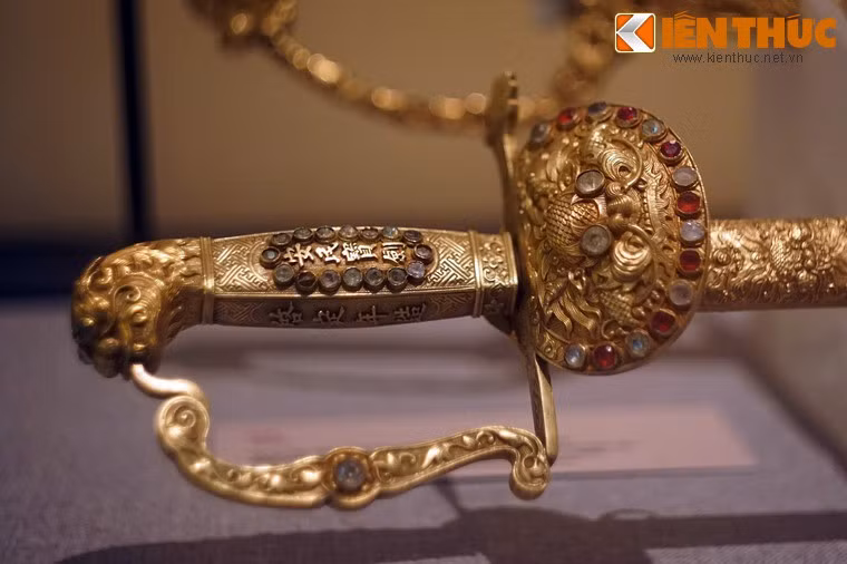 Phần chuôi bằng vàng nạm ngọc của An dân bảo kiếm, một thanh kiếm được chế tác vào thời vua Khải Định (1916-1925).