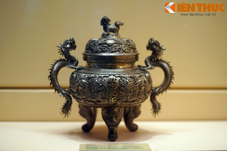 Chiếc đỉnh bằng bạc niên hiệu Khải Định năm thứ nhất (1916), đồ thờ trong hoàng cung nhà Nguyễn. Đời sống tâm linh trong hoàng cung được phản ánh sinh động của các loại đồ thờ cúng trong điện thờ, miếu thờ và lễ Tế Giao.