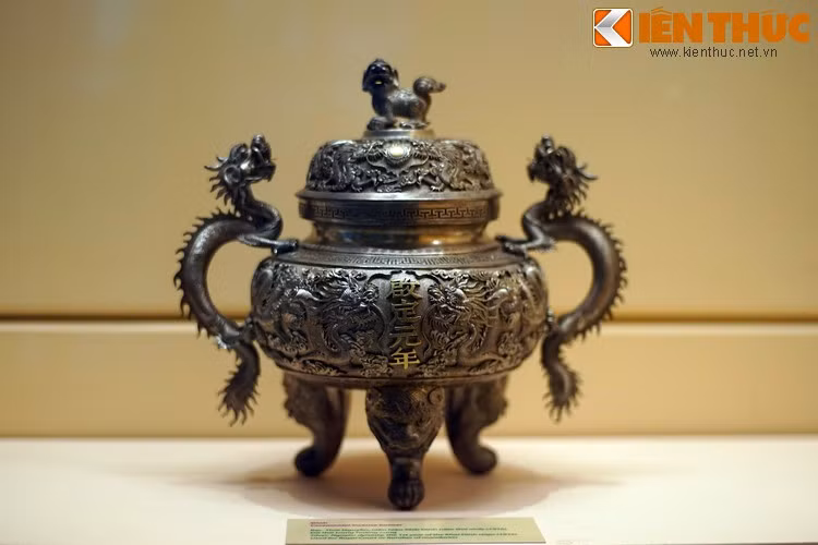 Chiếc đỉnh bằng bạc niên hiệu Khải Định năm thứ nhất (1916), đồ thờ trong hoàng cung nhà Nguyễn. Đời sống tâm linh trong hoàng cung được phản ánh sinh động của các loại đồ thờ cúng trong điện thờ, miếu thờ và lễ Tế Giao.