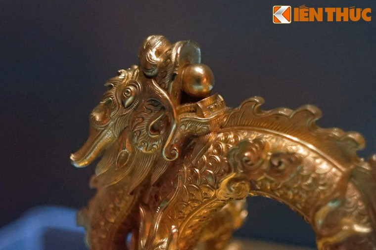 Cận cảnh đầu rồng với hòn ngọc trong miệng ở núm cầm ấn Quốc gia tín bảo. Triều Nguyễn (1802-1945) là triều đại phong kiến cuối cùng của Việt Nam, trải qua 143 năm tồn tại đã để lại khối di sản văn hóa đồ sộ chứa đựng những tinh hoa văn hóa nghệ thuật của dân tộc.