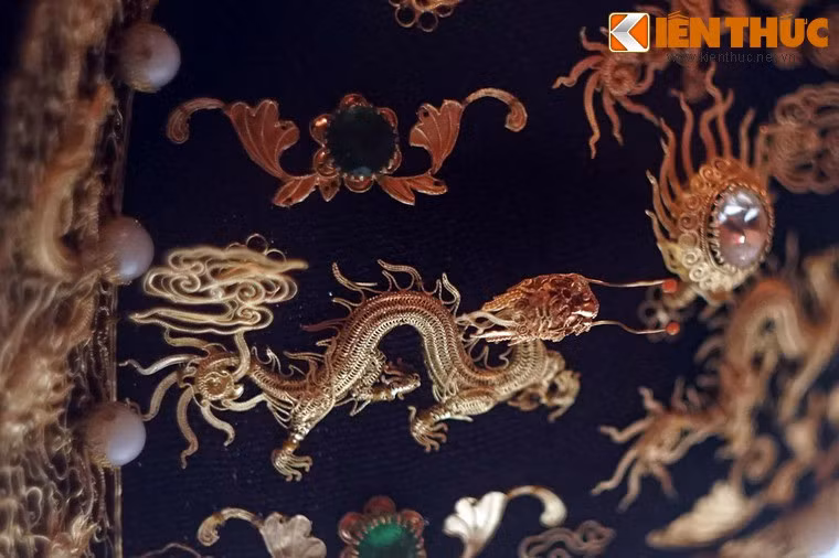 Cận cảnh một con rồng được tạo tác rất kỳ công trên mũ thượng triều. Đáng chú ý nhất trong bộ sưu tập là những hiện vật mang tính đại diện cho quyền lực của vua và triều đình, như các loại ấn, bảo kiếm, kim sách, mũ miện...